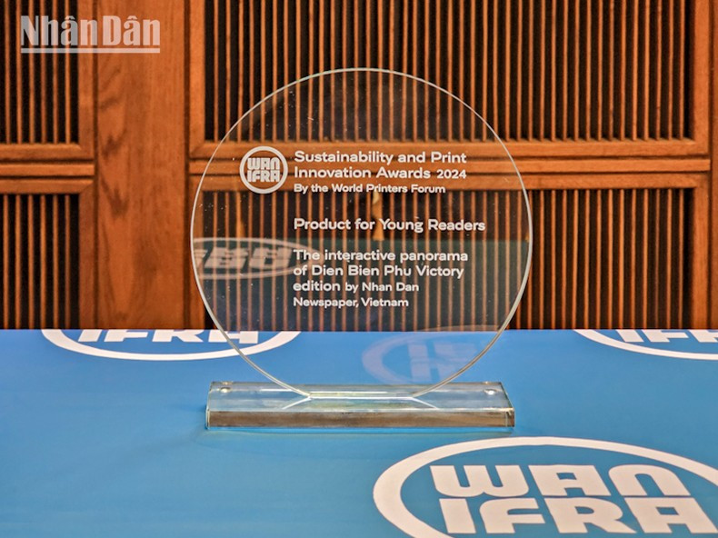 На премии «Инновации и развитие устойчивой печатной газеты 2024 года» газета «Нянзан» была удостоена награды в категории «Лучший продукт для юных читателей». Фото: Минь Зюи На премии «Инновации и развитие устойчивой печатной газеты 2024 года» газета «Нянзан» была удостоена награды в категории «Лучший продукт для юных читателей». Фото: Минь Зюи