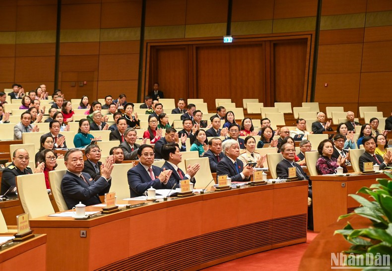 Действующие и бывшие руководители Партии и Государства, депутаты НС на церемонии открытия сессии. Фото: Зюи Линь