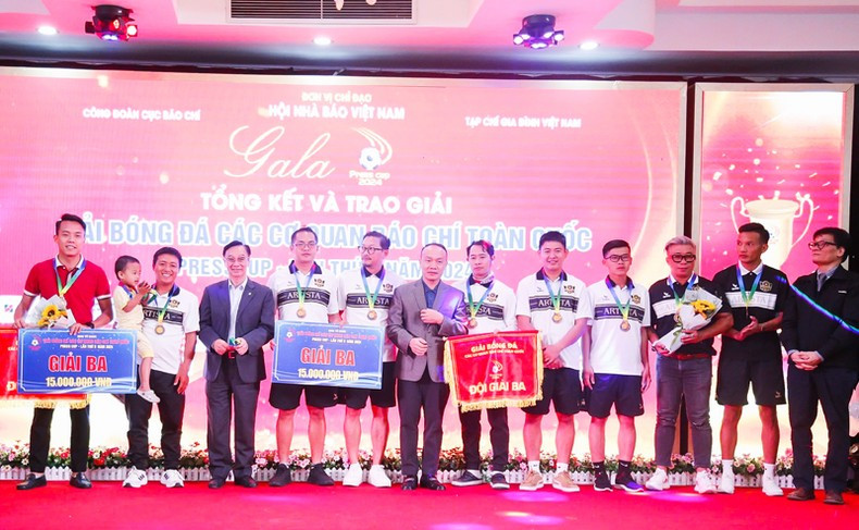 Команды корреспондентов общественной жизни (город Хошимин) и газеты «Сегодняшнее сельское хозяйство» (Занвьет) получили третьи призы.