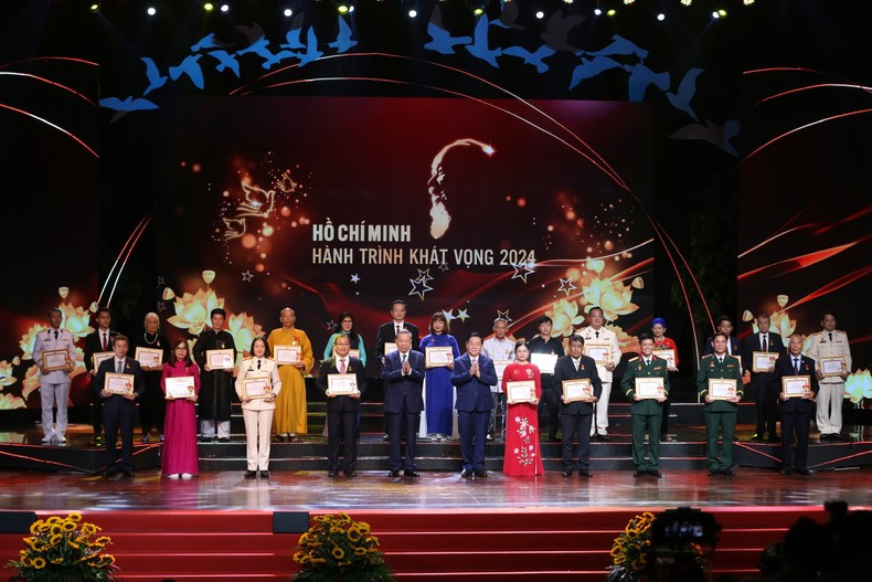 Чествование выдающихся людей по всей стране, добившихся больших результатов в изучении и следовании идеологии, нравственности и стилю Президента Хо Ши Мина. Фото: Данг Кхоа Чествование выдающихся людей по всей стране, добившихся больших результатов в изучении и следовании идеологии, нравственности и стилю Президента Хо Ши Мина. Фото: Данг Кхоа