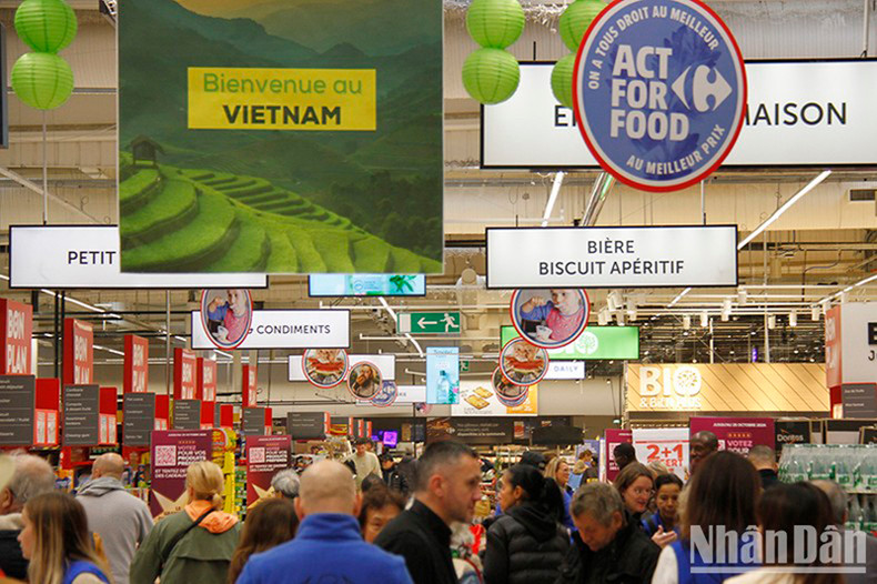 Слова «Добро пожаловать во Вьетнам» способствуют созданию оживленной торговой атмосферы в зоне вьетнамской продукции. Фото: Минь Зюи Слова «Добро пожаловать во Вьетнам» способствуют созданию оживленной торговой атмосферы в зоне вьетнамской продукции. Фото: Минь Зюи
