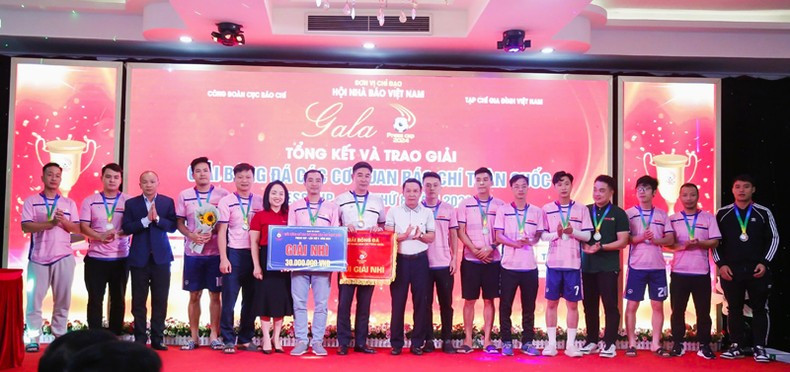 Футбольная команда Военного радиовещательного центра заняла второе место.