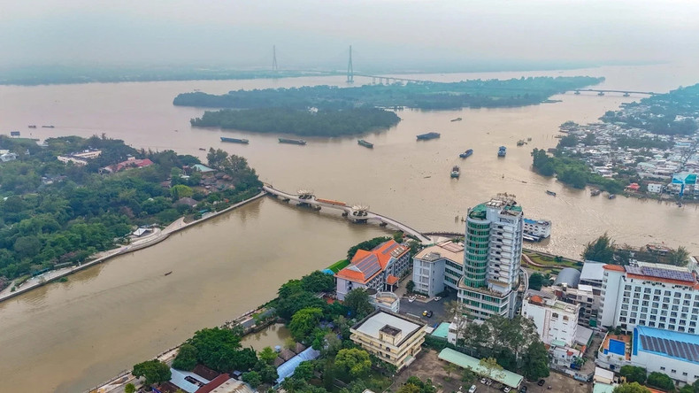 Слияние рек Хау и Кантхо, вид из уезда Нинькиеу, с мостом Кантхо вдали. Фото: ВИA