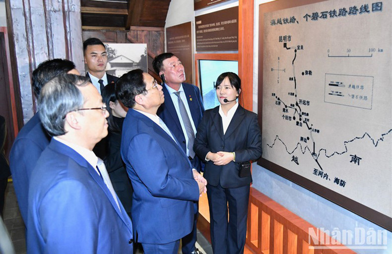 Премьер-министр Фам Минь Тьинь выслушивает презентацию о революционной деятельности Президента Хо Ши Мина в Куньмине. Фото: Тхань Жанг Премьер-министр Фам Минь Тьинь выслушивает презентацию о революционной деятельности Президента Хо Ши Мина в Куньмине. Фото: Тхань Жанг