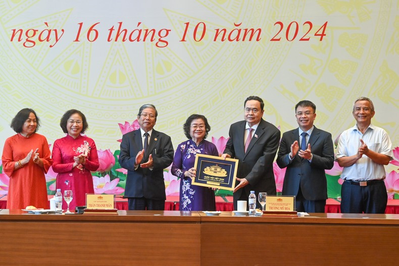 Председатель НС Чан Тхань Ман вручает подарки Стипендиальному фонду имени Вы А Зиня. Фото: Зюи Линь