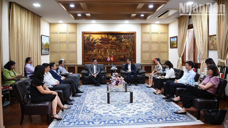 Делегация СЖВ посещает Посольство Вьетнама в Таиланде.