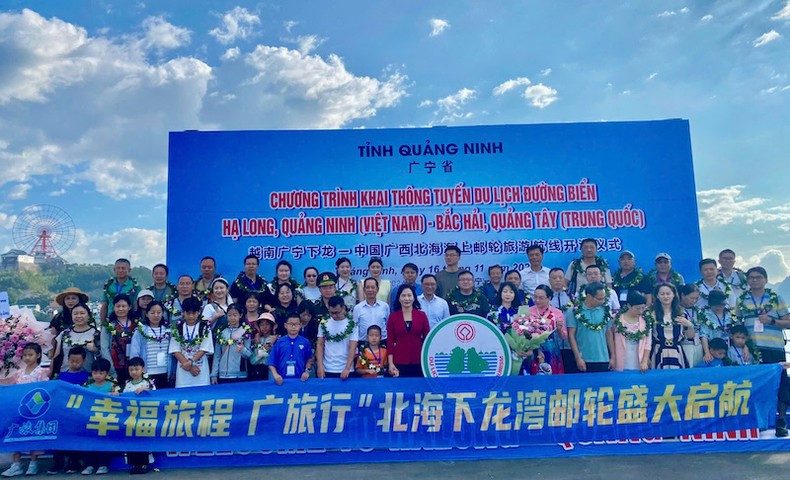 Руководители провинции Куангнинь и Департамента туризма фотографируются с туристами. Руководители провинции Куангнинь и Департамента туризма фотографируются с туристами.