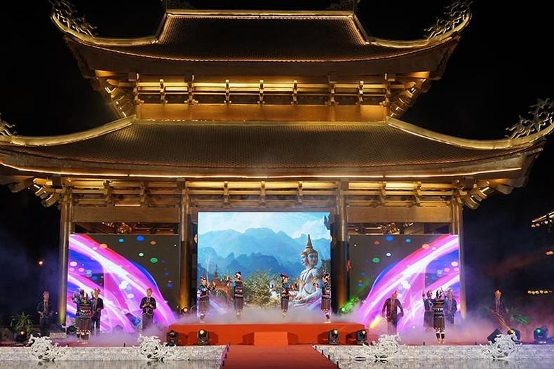 Художественный номер художественной труппы Лаоса. Художественный номер художественной труппы Лаоса.