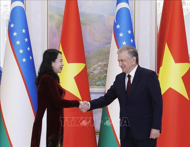 Вице-президент Во Тхи Ань Суан и Президент Узбекистана Шавкат Мирзиёев. Фото: VNA Вице-президент Во Тхи Ань Суан и Президент Узбекистана Шавкат Мирзиёев. Фото: VNA