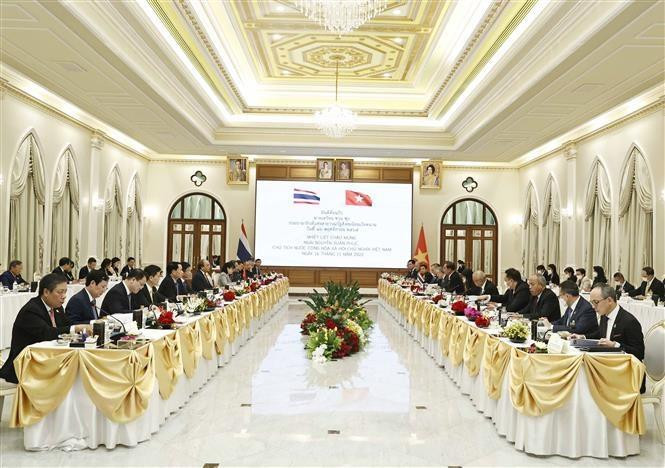 Президент Нгуен Суан Фук и Премьер-министр Прают Чан-Оча проводят переговоры. Фото: ВИА Президент Нгуен Суан Фук и Премьер-министр Прают Чан-Оча проводят переговоры. Фото: ВИА