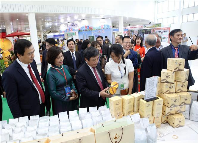 Делегаты посещают стенды на ярмарке. Фото: ВИА