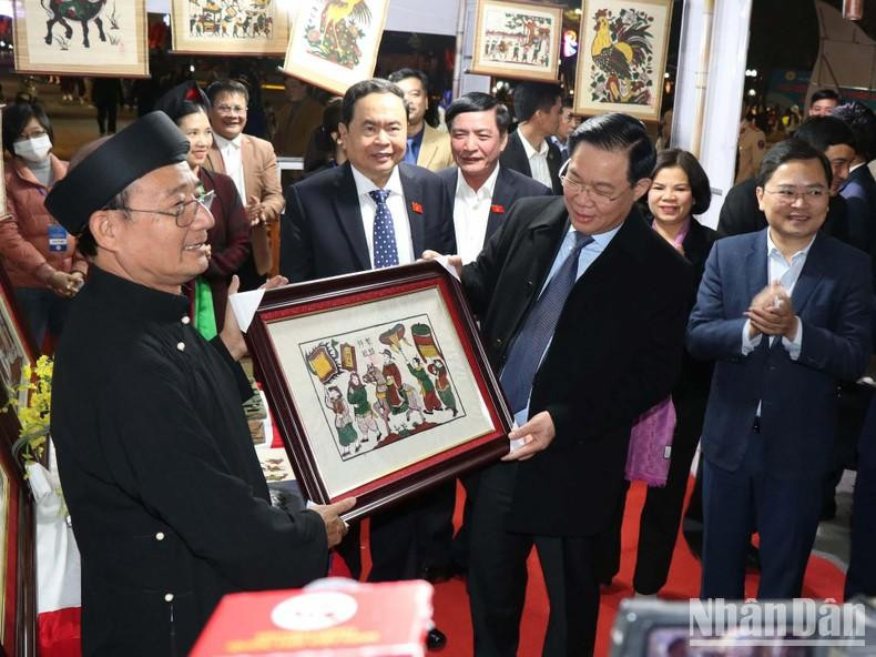 Председатель НС Выонг Динь Хюэ посещает выставочный стенд по представлению картин Донгхо. Председатель НС Выонг Динь Хюэ посещает выставочный стенд по представлению картин Донгхо.