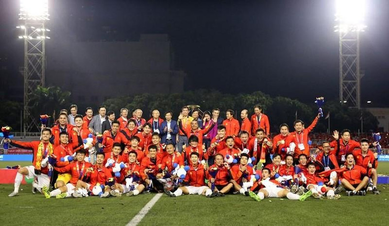 К концу 2019 года тренер Пак Хан Со снова создал историю – он и команда U22 Вьетнама впервые выиграли золотую медаль Игр Юго-Восточной Азии (SEA Games). Фото: VFF К концу 2019 года тренер Пак Хан Со снова создал историю – он и команда U22 Вьетнама впервые выиграли золотую медаль Игр Юго-Восточной Азии (SEA Games). Фото: VFF