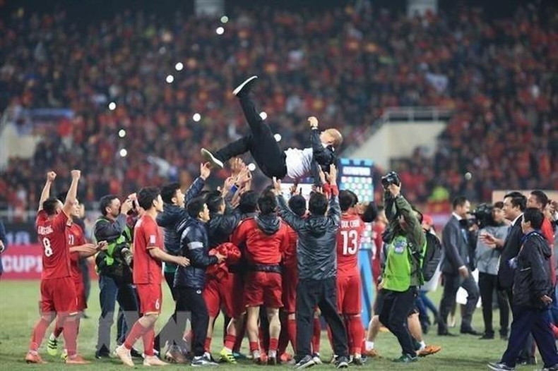 В то время тренер Пак Хан Со помог болельщикам утолить жажду титулов на уровне Юго-Восточной Азии спустя 10 лет, после Чемпионата АСЕАН по футболу 2008 года. Фото: VNA В то время тренер Пак Хан Со помог болельщикам утолить жажду титулов на уровне Юго-Восточной Азии спустя 10 лет, после Чемпионата АСЕАН по футболу 2008 года. Фото: VNA