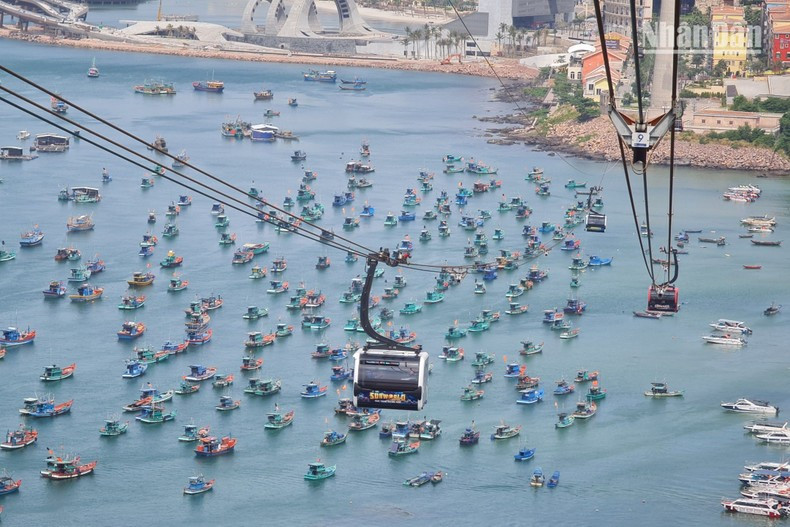 Приезжая на Фукуок, не упустите возможность прокатиться по самой длинной в мире канатной дороге. Фото: Т.Линь Приезжая на Фукуок, не упустите возможность прокатиться по самой длинной в мире канатной дороге. Фото: Т.Линь