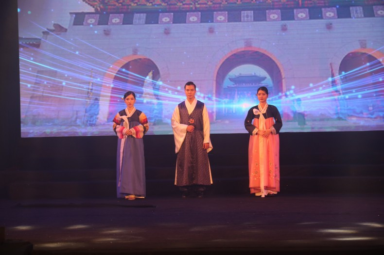 Танцевальный номер в традиционных костюмах. Танцевальный номер в традиционных костюмах.