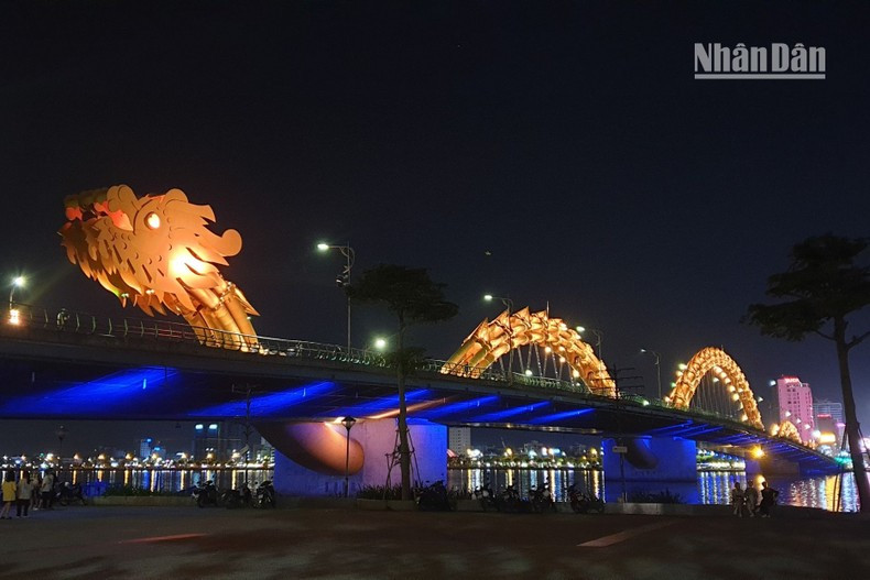 Мост Дракона в Дананге мерцает ночью. Фото: Т.Линь Мост Дракона в Дананге мерцает ночью. Фото: Т.Линь