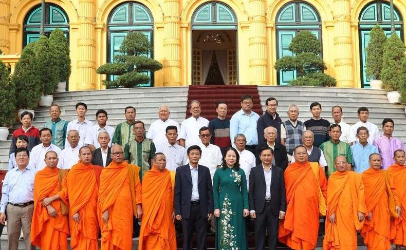 Вице-президент Во Тхи Ань Суан и делегация. Вице-президент Во Тхи Ань Суан и делегация.