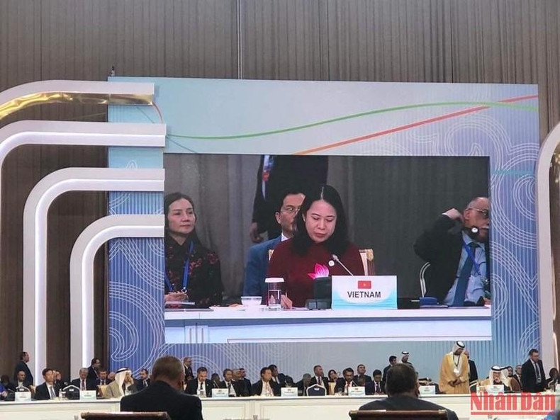 Вице-президент Во Тхи Ань Суан выступает с речью.