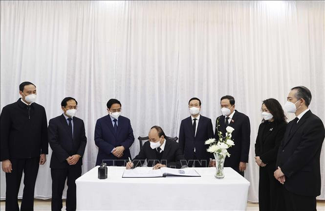 Президент Нгуен Суан Фук оставляет запись в траурной книге. Фото: ВИА Президент Нгуен Суан Фук оставляет запись в траурной книге. Фото: ВИА