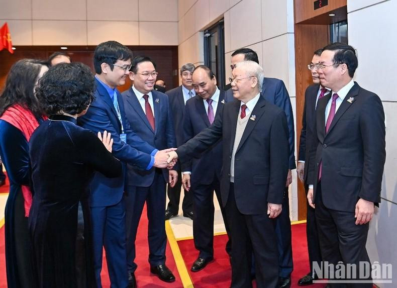 Генеральный секретарь ЦК КПВ Нгуен Фу Чонг, действующие и бывшие руководители Партии и Государства принимают участие в съезде. Генеральный секретарь ЦК КПВ Нгуен Фу Чонг, действующие и бывшие руководители Партии и Государства принимают участие в съезде.