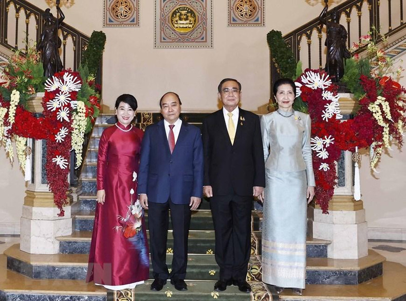 Президент Нгуен Суан Фук с супругой и Премьер-министр Прают Чан-Оча с супругой. Фото: ВИА Президент Нгуен Суан Фук с супругой и Премьер-министр Прают Чан-Оча с супругой. Фото: ВИА
