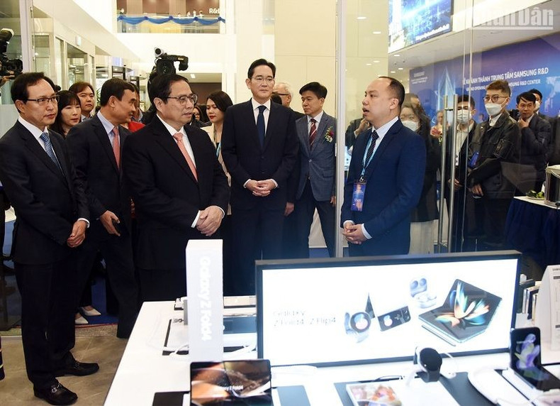 Премьер-министр Фам Минь Тьинь слушает представление о Центре исследований и разработок «Samsung». Премьер-министр Фам Минь Тьинь слушает представление о Центре исследований и разработок «Samsung».