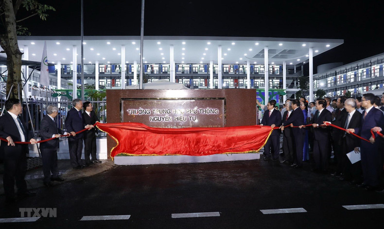 Премьер-министр Фам Минь Тьинь на церемонии открытия школы им. Нгуен Хиеу Ты. Фото: ВИА Премьер-министр Фам Минь Тьинь на церемонии открытия школы им. Нгуен Хиеу Ты. Фото: ВИА