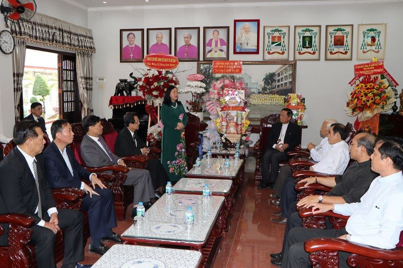 Товарищ Буй Тхи Минь Хоай посещает епархию города Лонгсуен провинции Анжанг. Товарищ Буй Тхи Минь Хоай посещает епархию города Лонгсуен провинции Анжанг.