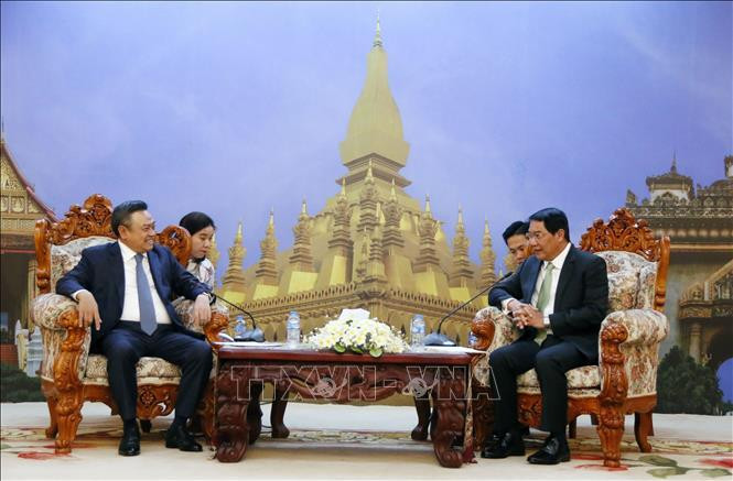 Товарищ Чан Ши Тхань проводит рабочую встречу с Мэром Вьентьяна Атсапхангтхонгом Сифандон. Фото: ВИА Товарищ Чан Ши Тхань проводит рабочую встречу с Мэром Вьентьяна Атсапхангтхонгом Сифандон. Фото: ВИА