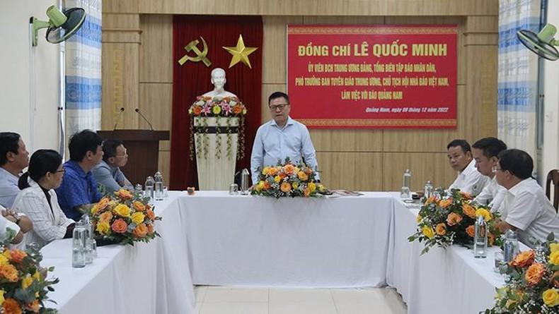 Товарищ Ле Куок Минь на встрече с руководителями газеты «Куангнам». Товарищ Ле Куок Минь на встрече с руководителями газеты «Куангнам».