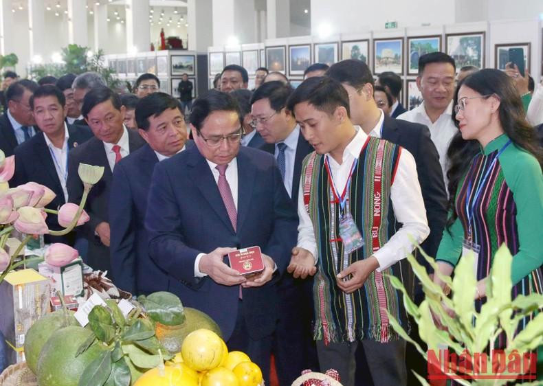 Премьер-министр Фам Минь Тьинь посещает стенды на выставке по представлению сельскохозяйственной продукции. Премьер-министр Фам Минь Тьинь посещает стенды на выставке по представлению сельскохозяйственной продукции.