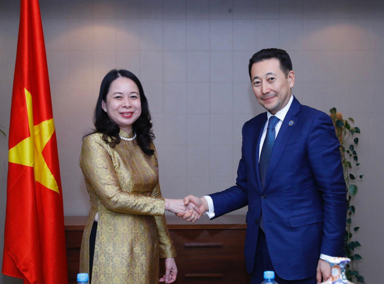 Вице-президент Во Тхи Ань Суан и Исполнительный директор СВМДА, Посол Кайрат Сарыбай. Фото: МИД Вьетнама Вице-президент Во Тхи Ань Суан и Исполнительный директор СВМДА, Посол Кайрат Сарыбай. Фото: МИД Вьетнама