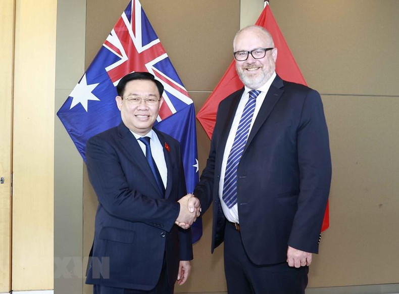 Председатель НС Выонг Динь Хюэ и Помощник министра торговли, Помощник министра промышленности Австралии Тим Эйрес. Фото: ВИА Председатель НС Выонг Динь Хюэ и Помощник министра торговли, Помощник министра промышленности Австралии Тим Эйрес. Фото: ВИА
