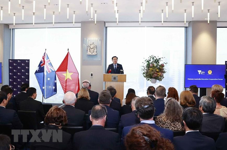 Председатель НС Выонг Динь Хюэ выступает на Вьетнамско-австралийском форуме по сотрудничеству в области образования. Фото: ВИА Председатель НС Выонг Динь Хюэ выступает на Вьетнамско-австралийском форуме по сотрудничеству в области образования. Фото: ВИА