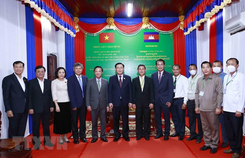 Председатель НС Выонг Динь Хюэ на приеме Заместителя губернатора провинции Кампонгтхом. Фото: ВИА Председатель НС Выонг Динь Хюэ на приеме Заместителя губернатора провинции Кампонгтхом. Фото: ВИА