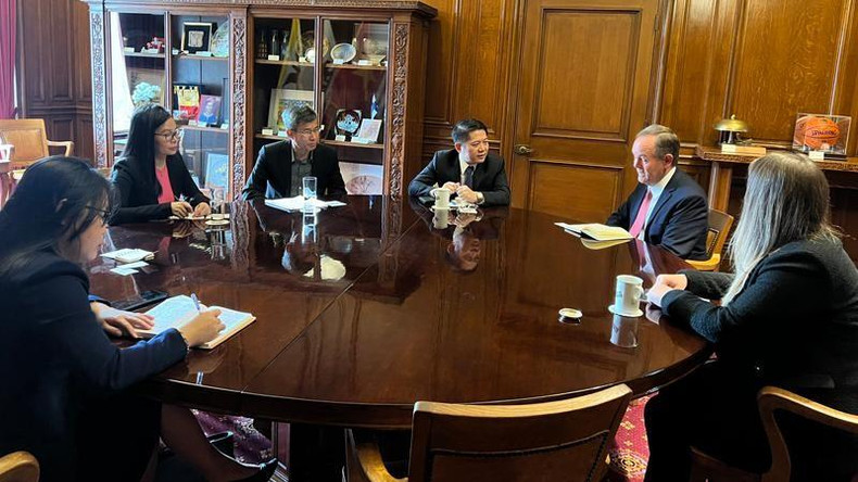 Делегация на рабочей встрече с г-ном Марком Чандлером. Делегация на рабочей встрече с г-ном Марком Чандлером.