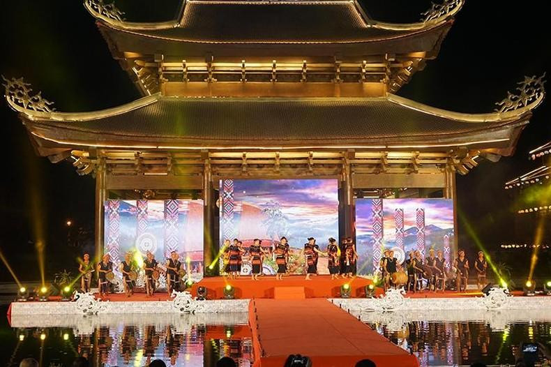 Художественный номер на церемонии закрытия фестиваля. Художественный номер на церемонии закрытия фестиваля.