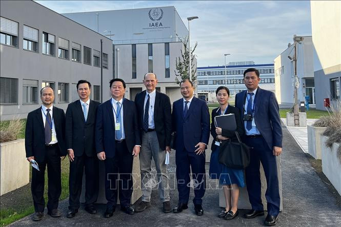 Делегация посещает научно-исследовательский центр МАГАТЭ в Австрии. Фото: VNA Делегация посещает научно-исследовательский центр МАГАТЭ в Австрии. Фото: VNA