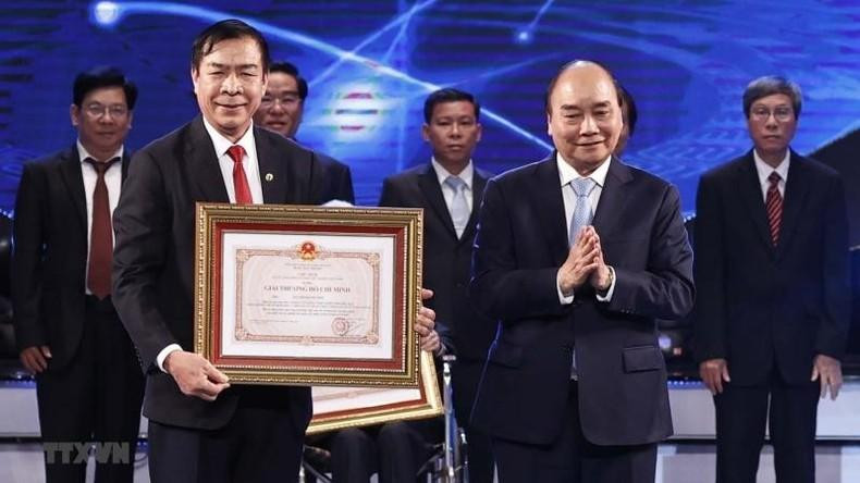 Президент Нгуен Суан Фук вручает Государственную премию авторам. Фото: ВИА