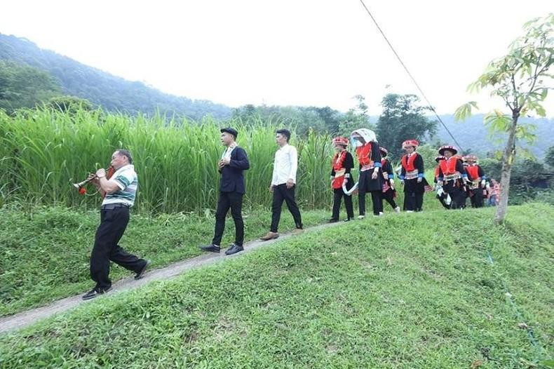 Костюм невесты представляет собой рубашку, вышитую своими руками, а жених носит рубашку цвета индиго и берет. Церемония проводится под звуки народной трубы.