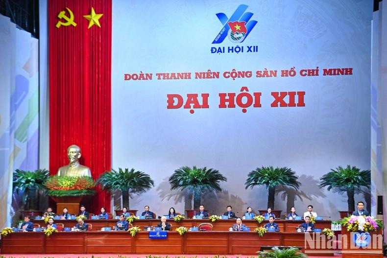 В состав Президиума съезда вошли Генеральный секретарь ЦК КПВ Нгуен Фу Чонг, Президент Нгуен Суан Фук, Председатель НС Выонг Динь Хюэ. В состав Президиума съезда вошли Генеральный секретарь ЦК КПВ Нгуен Фу Чонг, Президент Нгуен Суан Фук, Председатель НС Выонг Динь Хюэ.