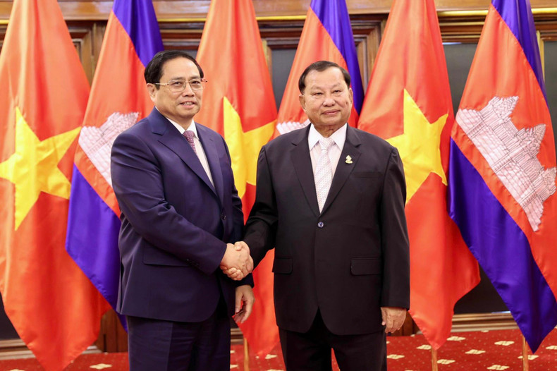 Премьер-министр Фам Минь Тьинь и Председатель Сената Камбоджи Самдек Сай Чхум. Фото: VGP