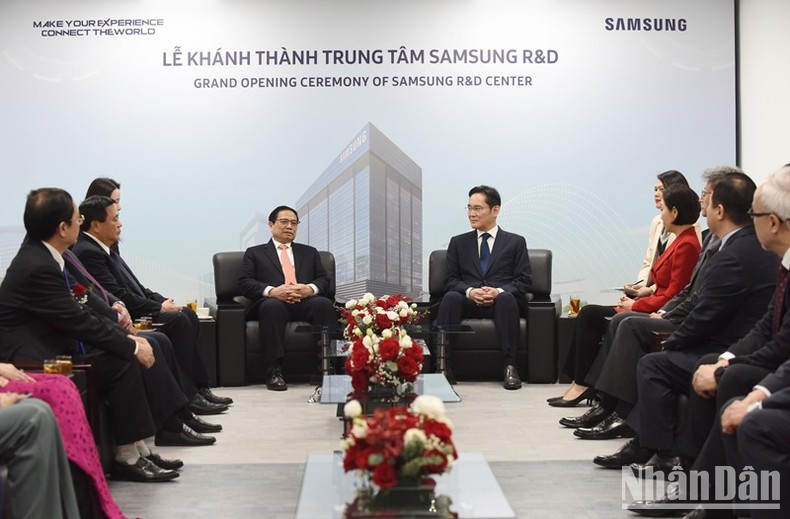 Премьер-министр Фам Минь Тьинь принимает Председателя корпорации «Samsung Electronics» Ли Чжэ Ёна. Премьер-министр Фам Минь Тьинь принимает Председателя корпорации «Samsung Electronics» Ли Чжэ Ёна.