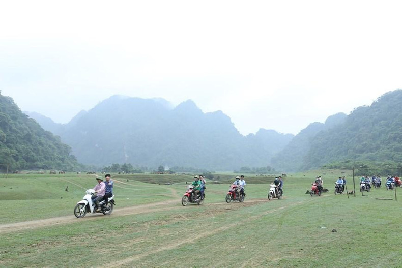 Туристы посещают степь Донглам.