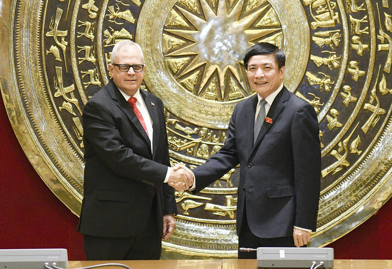 Товарищи Буй Ван Кыонг и Омеро Акоста Альварес на переговорах. Фото: quochoi.vn Товарищи Буй Ван Кыонг и Омеро Акоста Альварес на переговорах. Фото: quochoi.vn