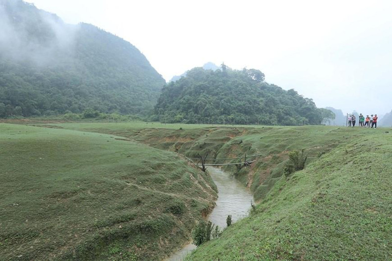 Посреди степи Донглам течет поэтический ручей.