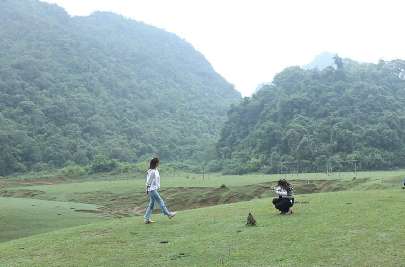 Туристы фотографируются в степи Донглам.