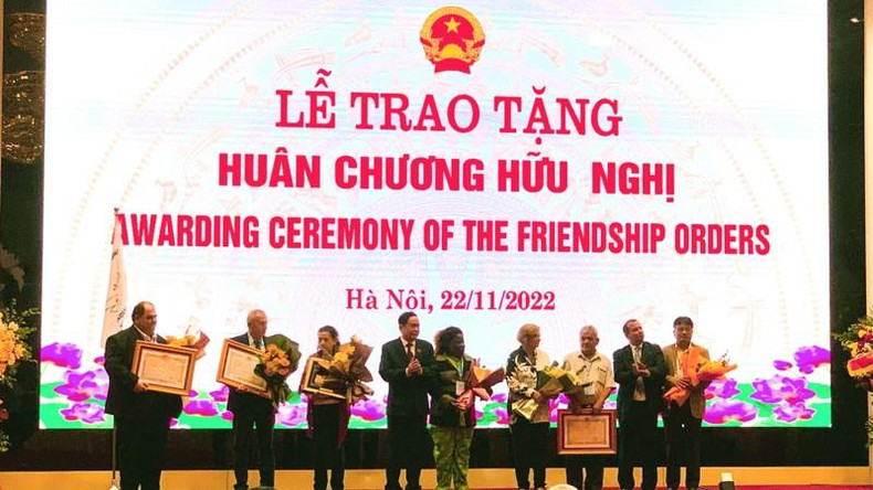 Товарищ Чан Тхань Ман вручает Ордена Дружбы ВСМ и высокопоставленным руководителям ВСМ. Товарищ Чан Тхань Ман вручает Ордена Дружбы ВСМ и высокопоставленным руководителям ВСМ.