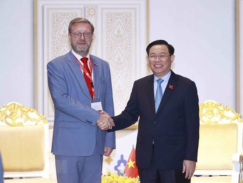 Председатель НС Выонг Динь Хюэ и Зампредседателя Совета Федерации ФС России Константин Косачев. Фото: ВИА Председатель НС Выонг Динь Хюэ и Зампредседателя Совета Федерации ФС России Константин Косачев. Фото: ВИА